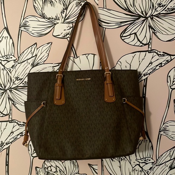 Michael Kors Handbags - Michael Kors purse